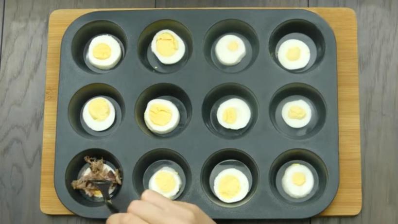 Ни один Новый год в нашей семье не обходится без фирменного холодца с яйцом: главный секрет – форма для кексов