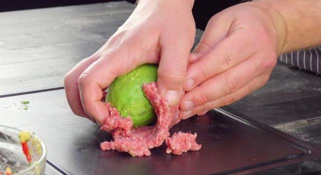 На праздники готовлю запеченное авокадо с говяжьим фаршем, беконом и сыром: гости всегда просят рецепт