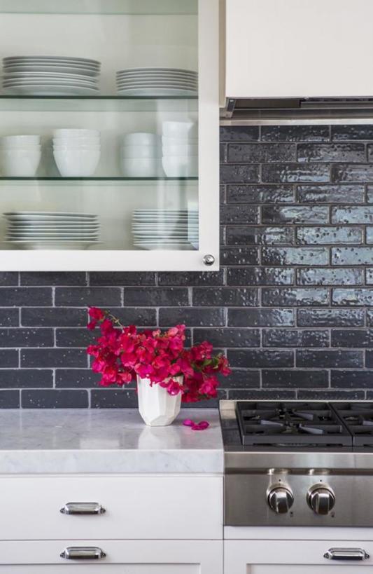 Сочетание со спокойной цветовой палитрой и минималистичным декором: как красиво обыграть стеклянные дверцы кухонных шкафов