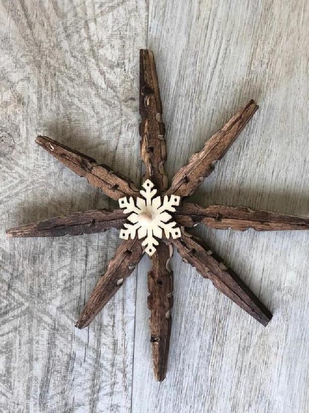 С сыном сделали оригинальные украшения для елки: снежинки из деревянных прищепок
