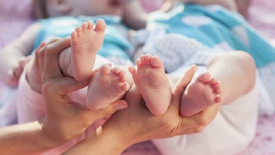 Сурогатная мать родила двойняшек, но биологические родители отказались их забирать. Судьба детей решилась на следующий день