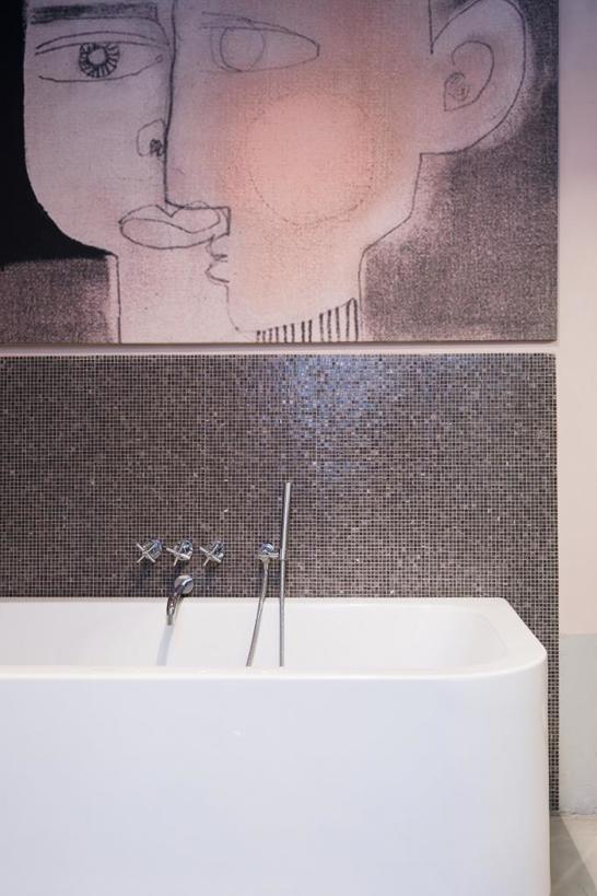 Акцент на текстуре или гламур и стиль: несколько дизайнерских идей оформления фартука за раковиной в ванной комнате