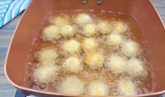 Жареные шарики с начинкой: благодаря проверенному рецепту получается накормить семью 4 картофелинами, 2 яйцами и плавленным сырком