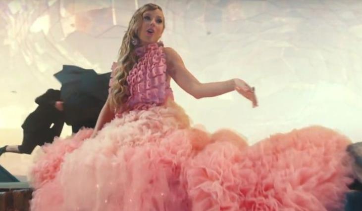 Розовое платье с пышным подолом и мини а ля дискошар: самые экстравагантные наряды Тейлор Свифт