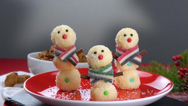 Сладкие закусочки на Новый год: мы проявили фантазию и слепили снеговиков и шишки, которые не отличить от настоящих