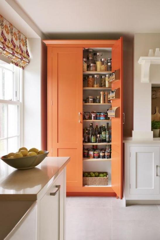 Акцент на посуде и яркая техника: как грамотно использовать оранжевый цвет в интерьере кухни