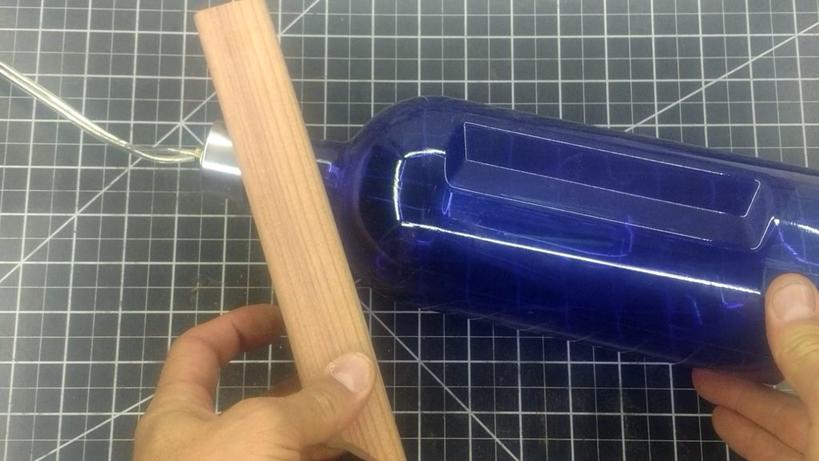 Все дело в балансе: как сделать светильник из цветной стеклянной бутылки и обычной деревяшки