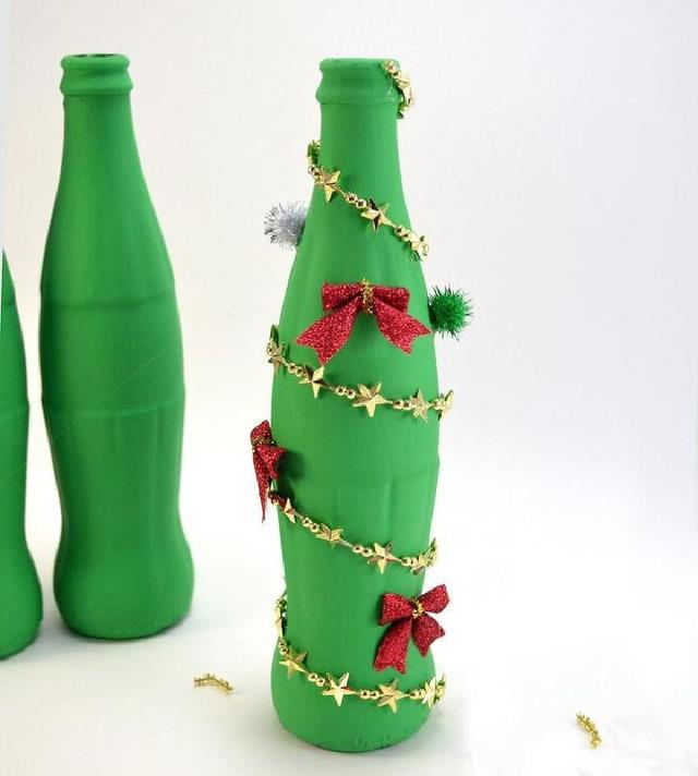 Для украшения новогоднего стола: оригинальная елочка из бутылки кока-колы. Домочадцы оценят
