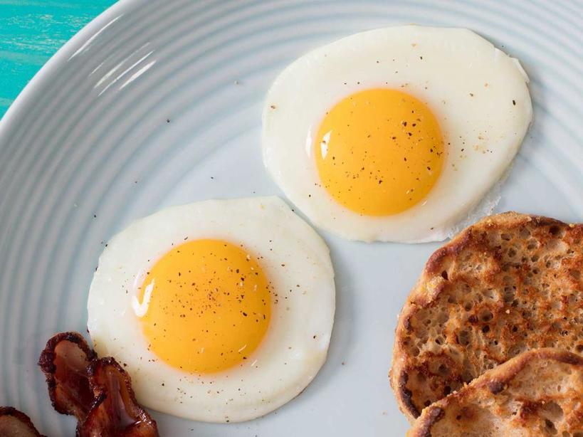 Они богаты витамином D, повышают умственную активность: 7 причин добавить яйца в свой завтрак