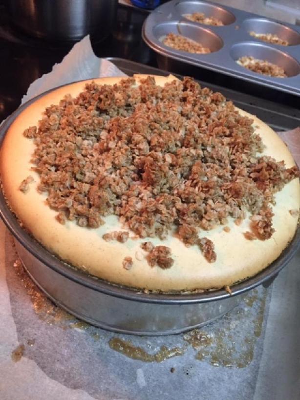 Корица, хрустящее тесто, яблоки и сливочный сыр - все это в одном сладком торте