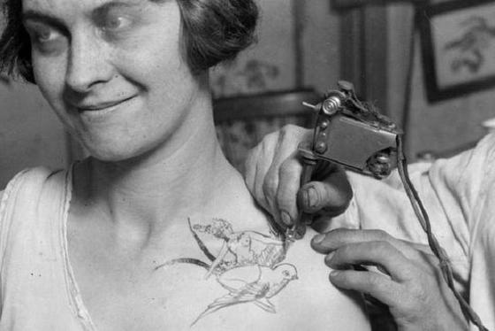 Женщины носили тату задолго до того, как это стало модным. Ретро-фотографии