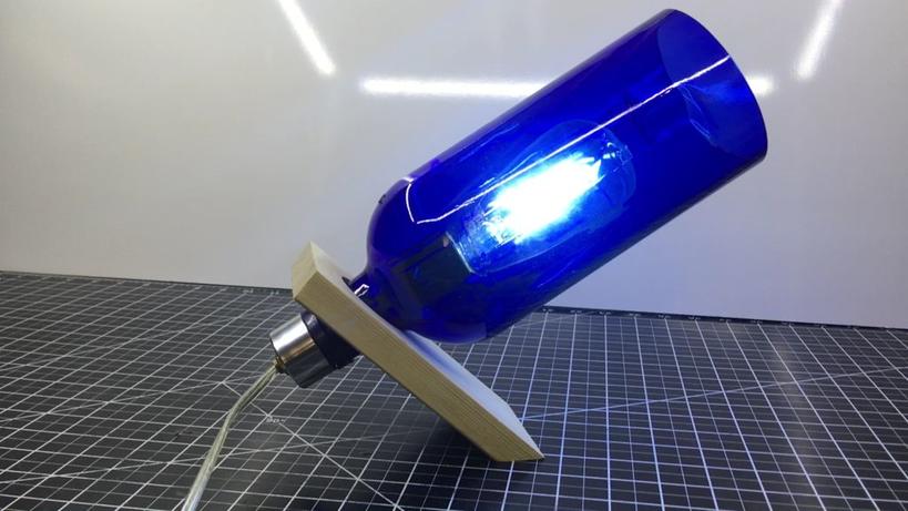 Все дело в балансе: как сделать светильник из цветной стеклянной бутылки и обычной деревяшки