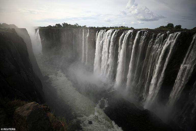 Шокирующие фото крупнейшего водопада Виктория, который почти пересох