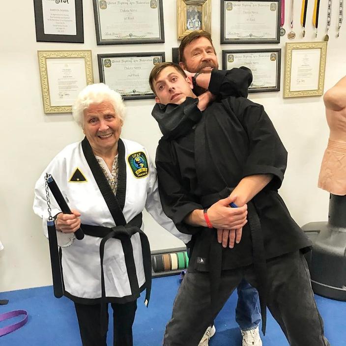 93-летняя бабушка и ее внук пробуют разные наряды - и это нравится всему миру