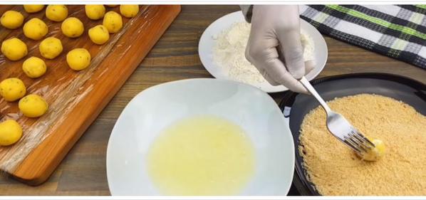 Жареные шарики с начинкой: благодаря проверенному рецепту получается накормить семью 4 картофелинами, 2 яйцами и плавленным сырком