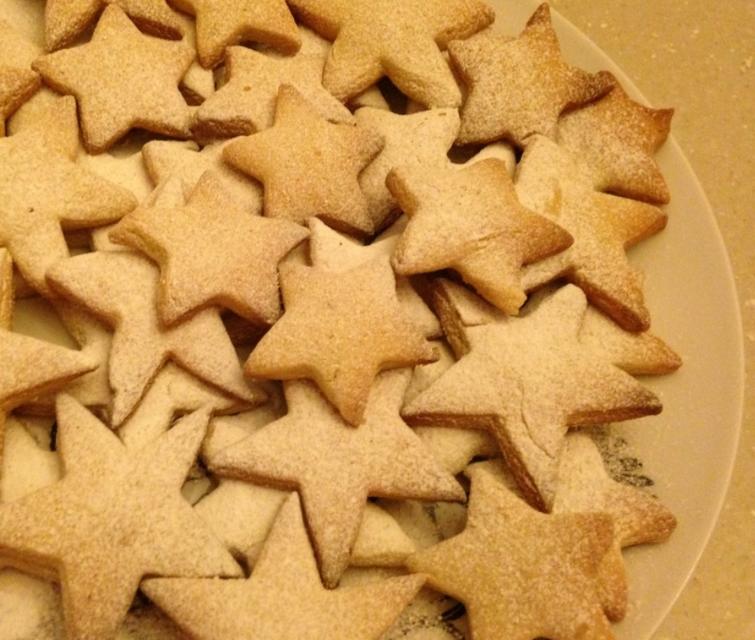 На Новый год и Рождество приготовлю печенье-звездочки с орехами. Моя семья их обожает