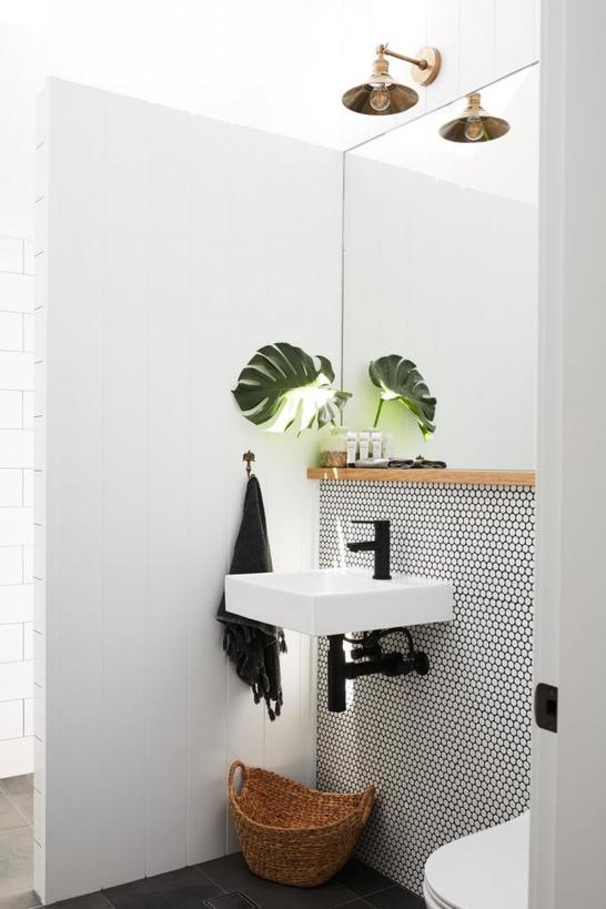 Акцент на текстуре или гламур и стиль: несколько дизайнерских идей оформления фартука за раковиной в ванной комнате