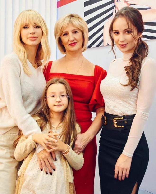 «Я, мама, сестра и дочь»: Светлана Лобода выложила в Instagram семейные фото