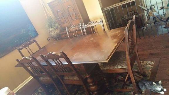 Прабабушкин стол из красного дерева после реставрации засверкал новыми красками