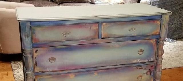 Советы дизайнера: как перекрасить старую мебель меловыми красками и превратить ее в радужную
