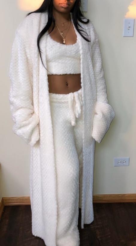 Девушка купила одеяло за , чтобы сделать пижаму, как у Ким Кардашьян за 8