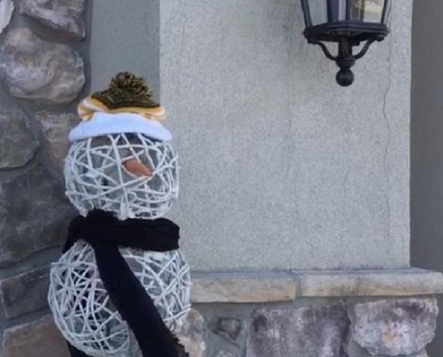 Летом в вазоне цветы, зимой - модный снеговик: как украсить террасу к новогодним праздникам