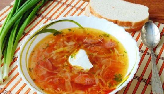 Зимой у нас хорошо идет капустный суп с колбасой и картофельными пирожками (рецепт)