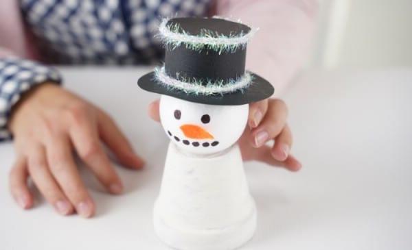 Из глиняных горшочков можно сделать много интересного: например, милого новогоднего снеговика