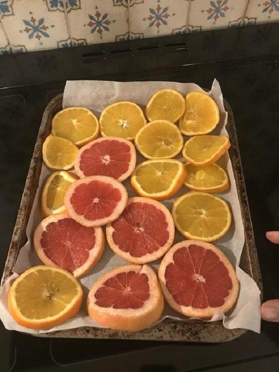 Свекровь показала, как легко сушить апельсины и грейпфруты в духовке. Теперь у меня в квартире стоит великолепный запах цитрусовых перед Рождеством