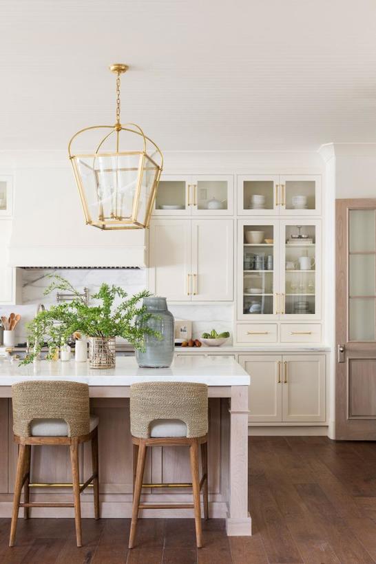 Сочетание со спокойной цветовой палитрой и минималистичным декором: как красиво обыграть стеклянные дверцы кухонных шкафов