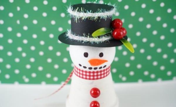 Из глиняных горшочков можно сделать много интересного: например, милого новогоднего снеговика