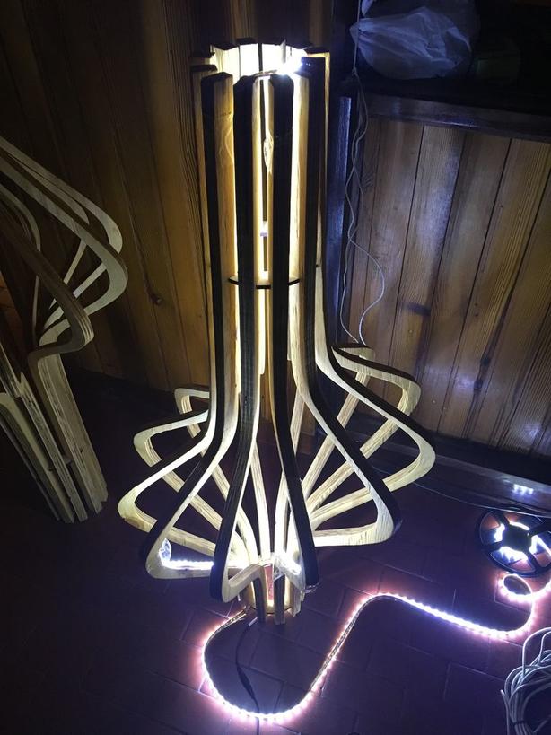 Настоящее произведение искусства из дерева: делаем очень красивый напольный светильник своими руками