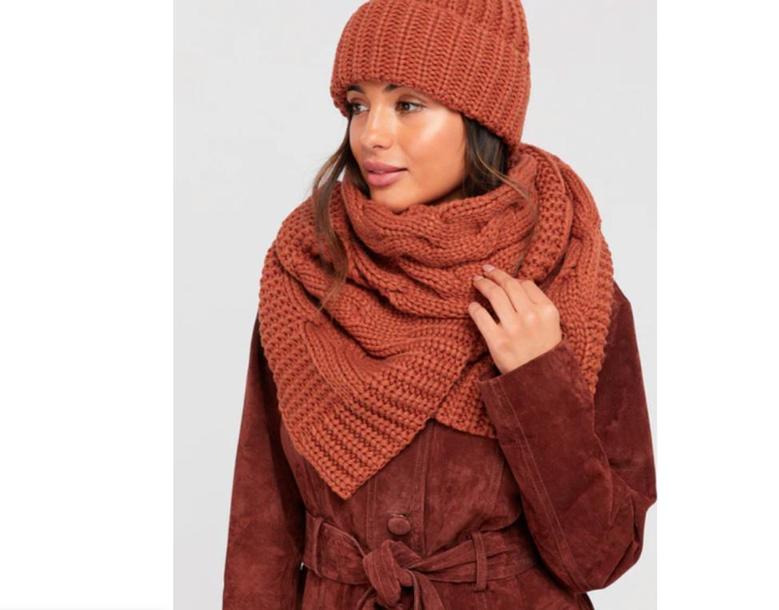 Утепляемся к зиме: 10 широких и необычных шарфов, которые в моде в этом сезоне