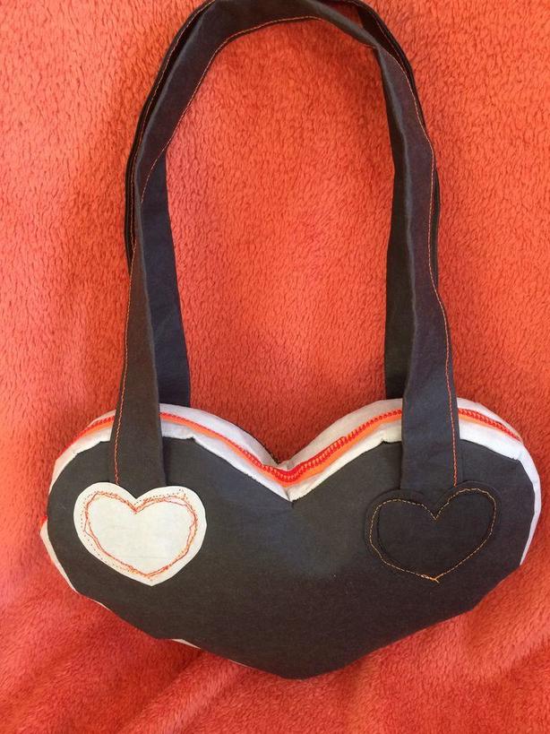 Модный аксессуар для девушек: шьем сумку на молнии в виде сердца