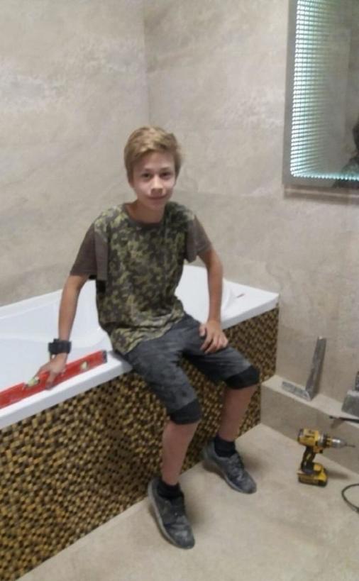 Отец бригадир каждый раз брал сына с собой на работу. В 13 лет парень показал, чему научился   он своими руками выложил ванну мозаикой