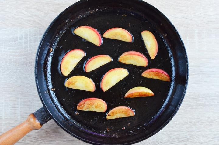 Вкуснейшая сковородка с картошкой, яблоками и колбасой. Пальчики оближешь!