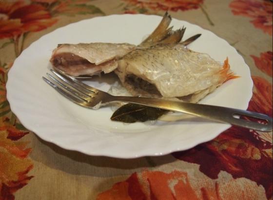 Кто любит рыбку, оценит этот удивительно нежный салат. Для его приготовления подойдет даже самый дешевый карасик
