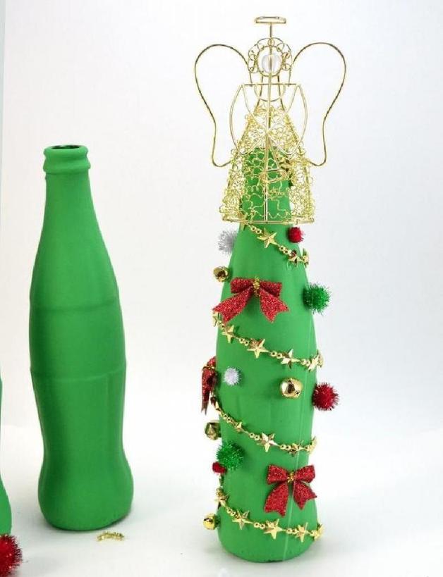 Для украшения новогоднего стола: оригинальная елочка из бутылки кока-колы. Домочадцы оценят
