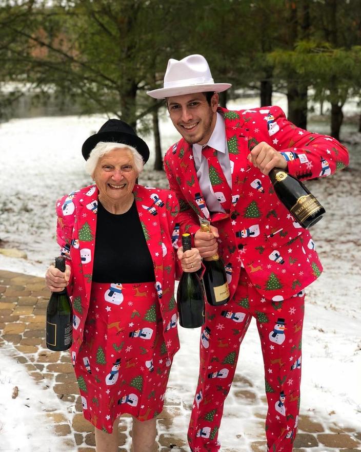 93-летняя бабушка и ее внук пробуют разные наряды - и это нравится всему миру