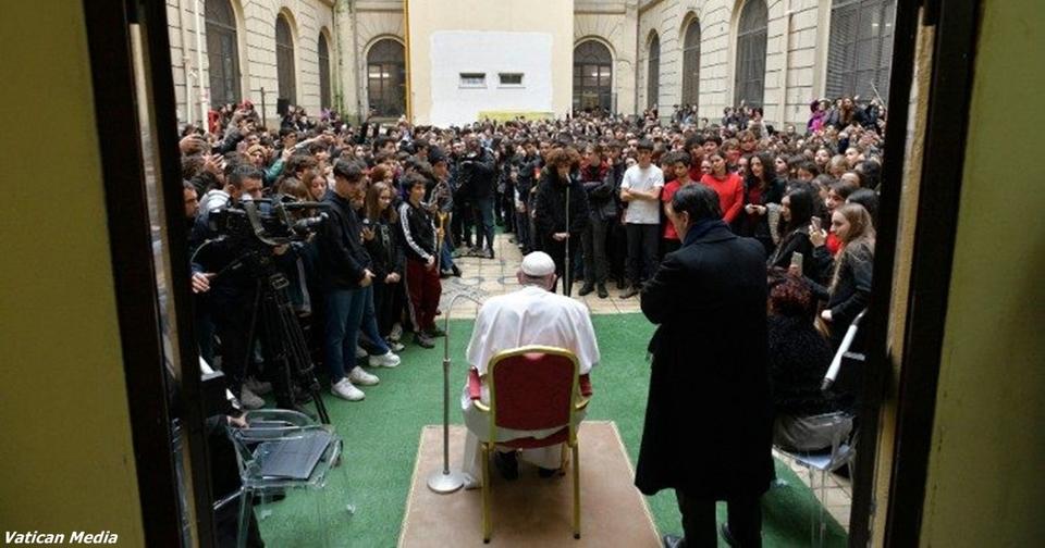 Папа Франциск призвал христиан не переубеждать неверующих
