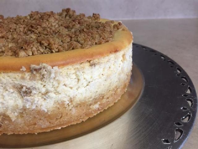 Корица, хрустящее тесто, яблоки и сливочный сыр - все это в одном сладком торте