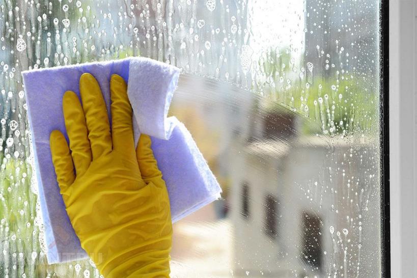 Лайфхак для тех, кто ненавидит мытье окон: возьмите любой шампунь и обычную воду