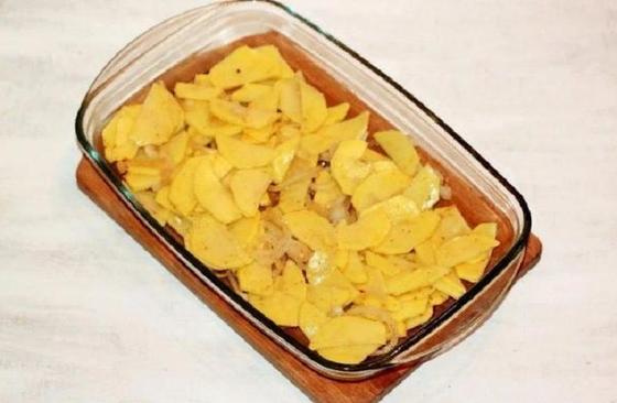 Если смешать картофель с беконом, а потом залить это сладким горчичным соусом, получится настоящая вкуснота: рецепт