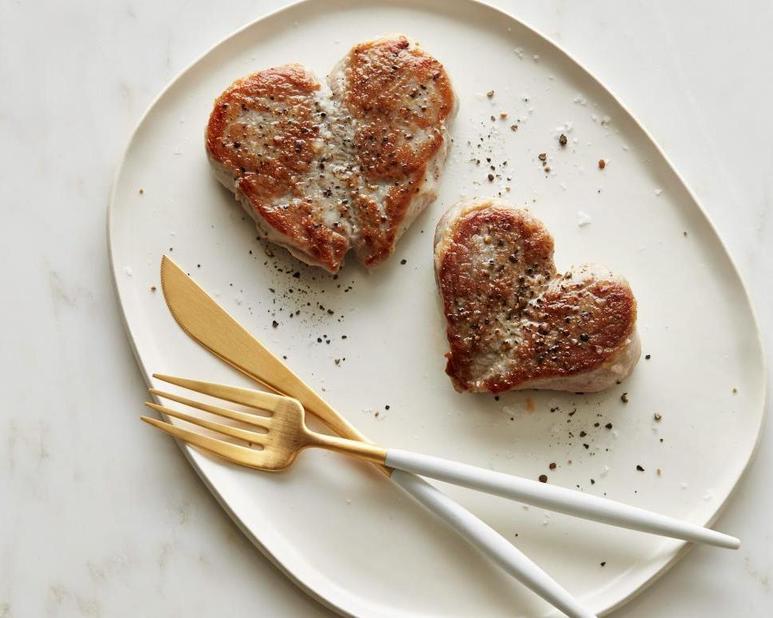 Не только сладости: знакомый повар рассказал, что практически любой продукт можно оформить в форме сердечка ко Дню святого Валентина
