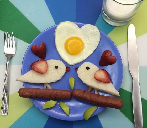 Мама каждое утро готовит своим четырем детям креативные завтраки: искусство из яиц