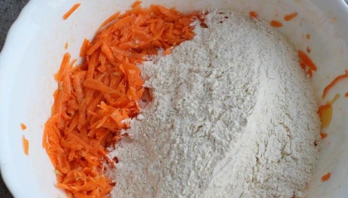 Вкусная закуска: пикантный хворост с морковью, зеленым кориандром и луком