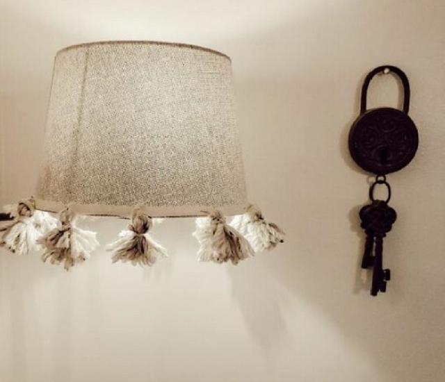 Лампа с новым декором украсила интерьер в спальне, делюсь идеей