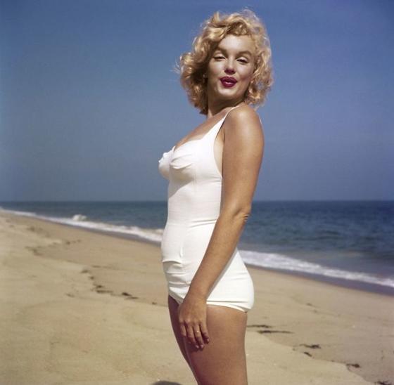 17 фотографий прекрасной Мэрилин Монро на пляже в Нью-Йорке в 1957 году