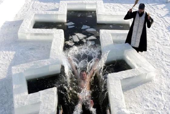 Во время купания на Крещение человек рискует своим здоровьем, а Богу это не нравится: что говорят священники о традиции