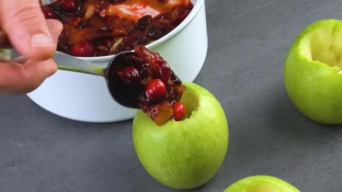 Яблочный пирог с клюквой и изюмом: необычный рецепт вкусного десерта